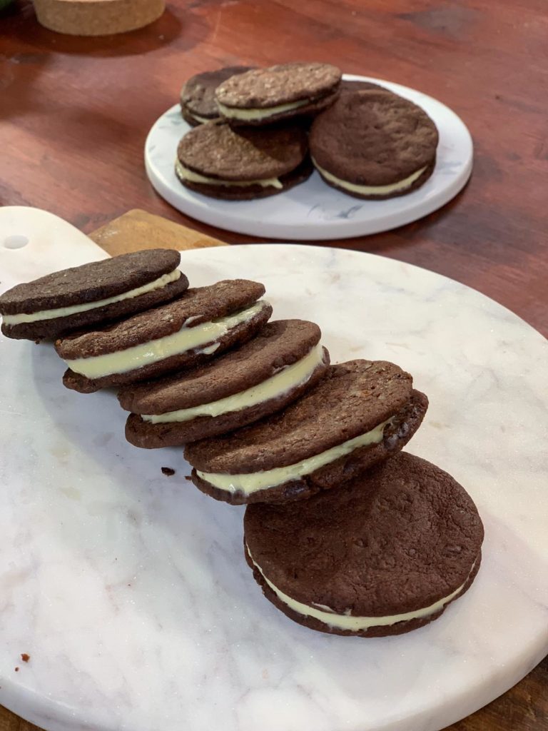 L’image actuelle n’a pas de texte alternatif. Le nom du fichier est : biscuits-noir-et-blanc-tf1.jpeg
