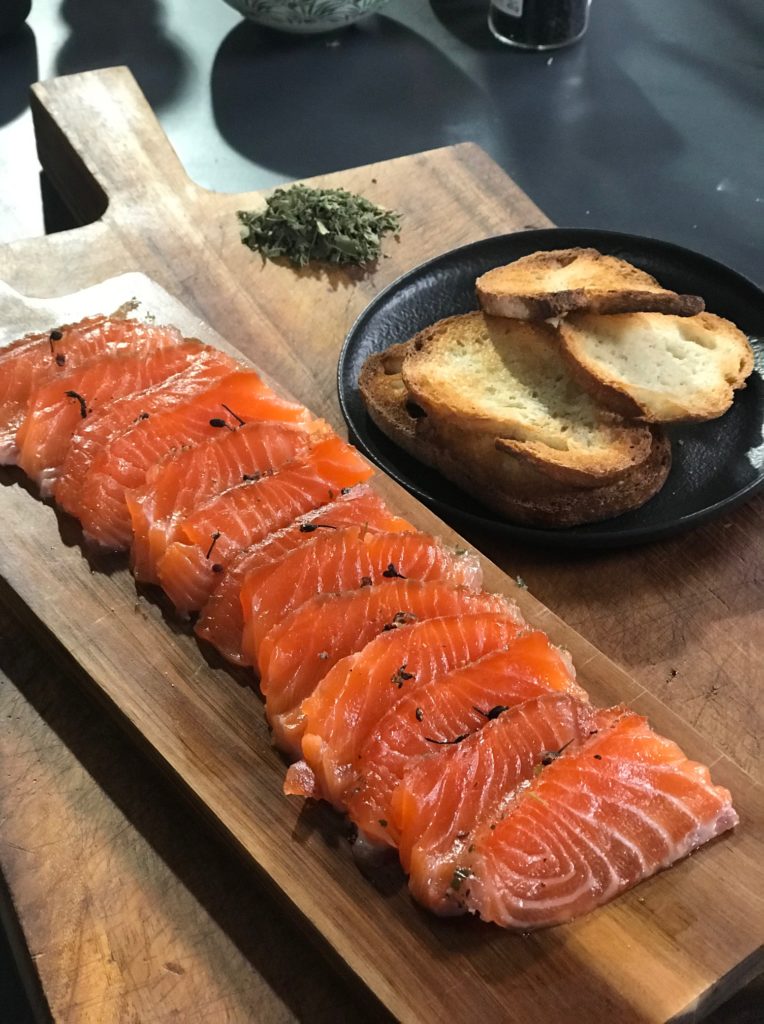 L’image actuelle n’a pas de texte alternatif. Le nom du fichier est : gravlax-saumon.jpg