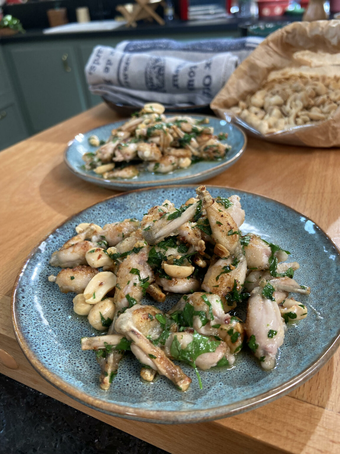 La recette des cuisses de grenouilles ail & persil d'Amandine Chaignot Laurent Mariotte