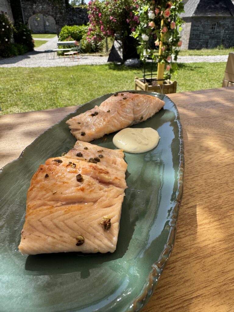 L’image actuelle n’a pas de texte alternatif. Le nom du fichier est : SAUMON-A-LA-PLANCHA-CREME-AU-WASABI--scaled.jpeg