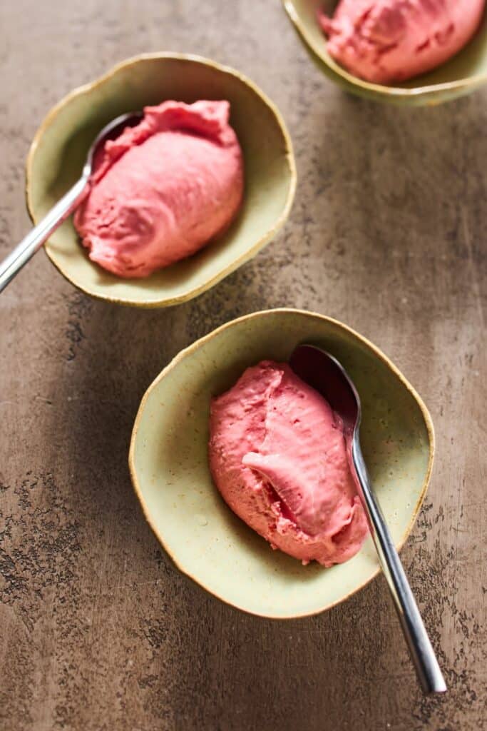 L’image actuelle n’a pas de texte alternatif. Le nom du fichier est : glace-express-a-la-framboise.jpeg