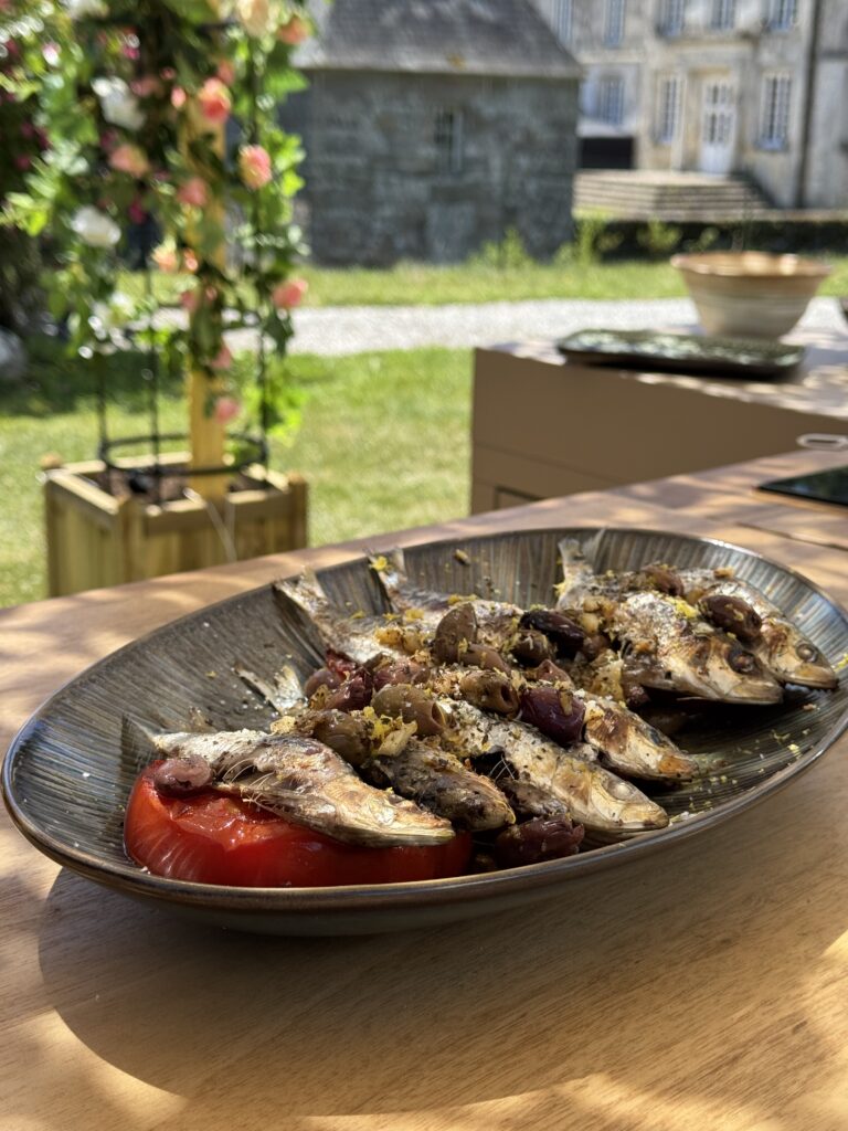 L’image actuelle n’a pas de texte alternatif. Le nom du fichier est : SARDINES-TOMATES-A-LA-PLANCHA-scaled.jpeg